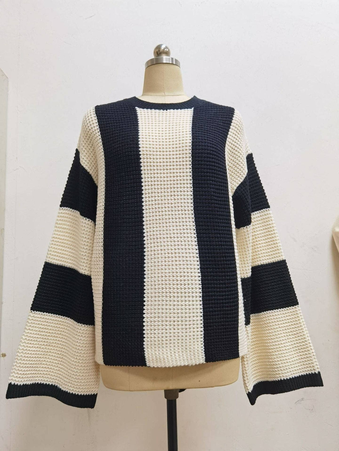 Crosa - Round Neck Color-Block Knit Sweater
